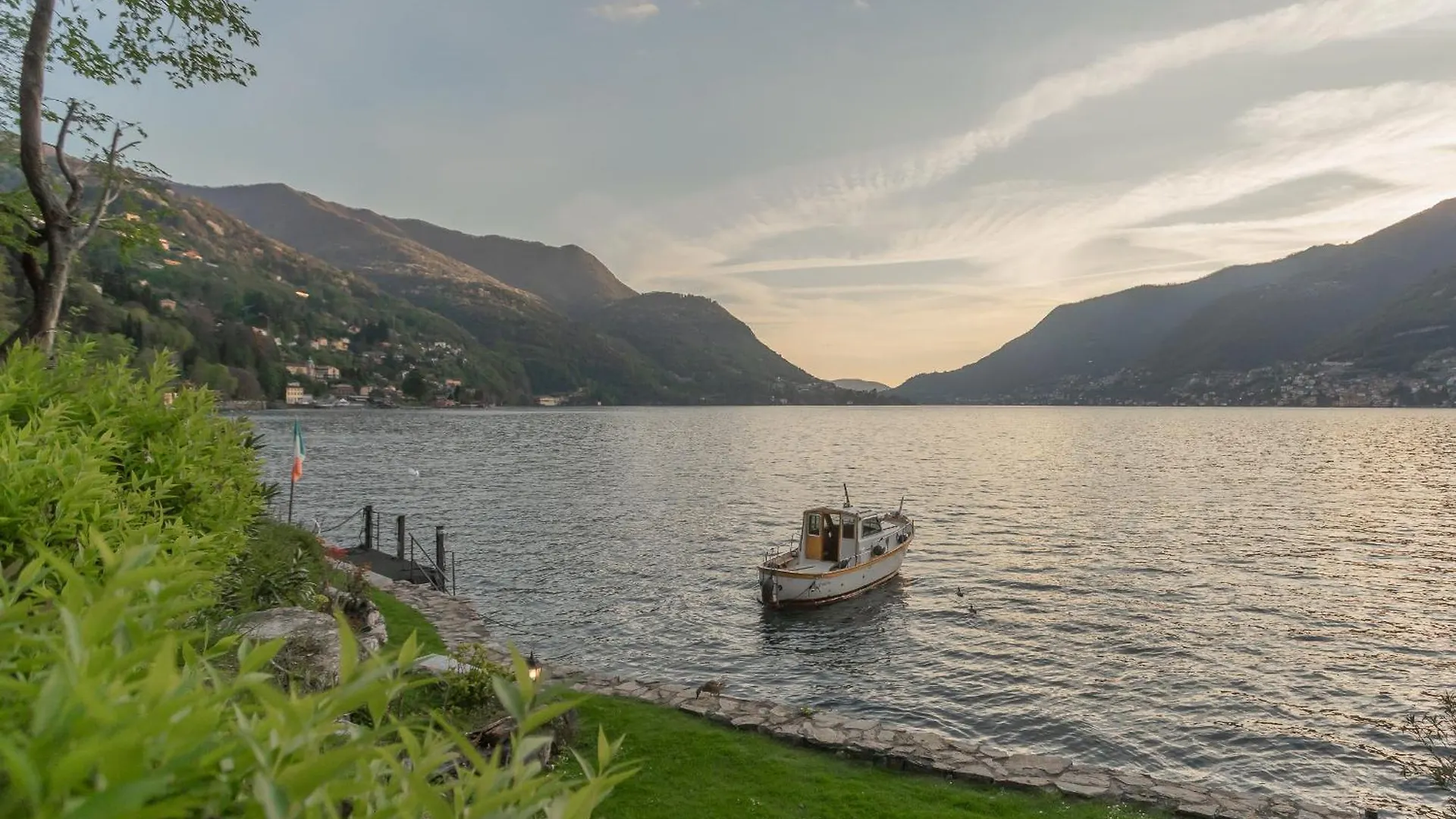 The Writer'S Nest Waterfront Villa By Rent All Como Faggeto Lario 0*,  Italy