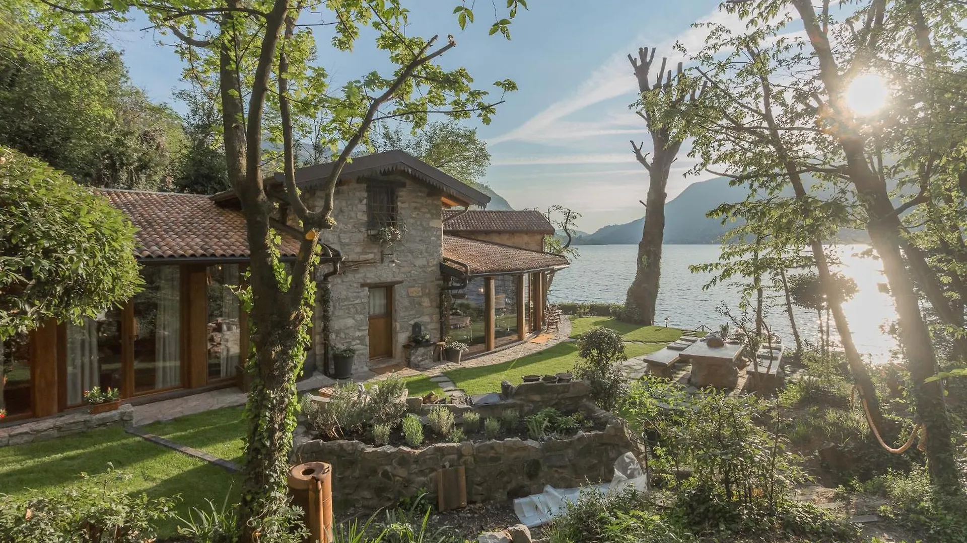 The Writer'S Nest Waterfront Villa By Rent All Como Faggeto Lario